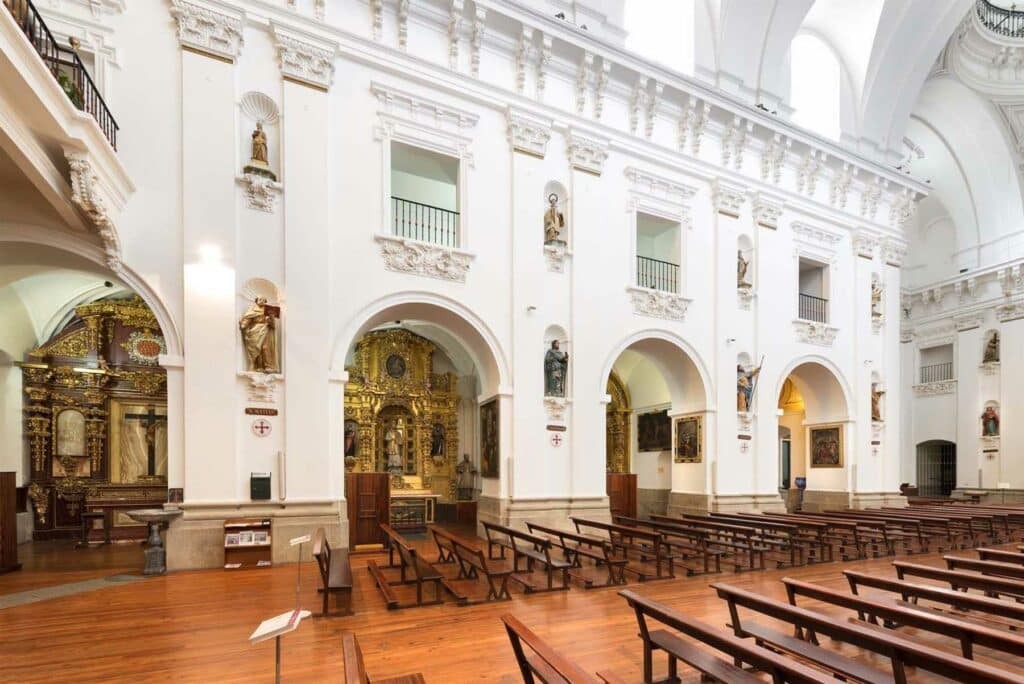 Explorando la Historia y la Devoción en la Iglesia de San Ildefonso, Toledo