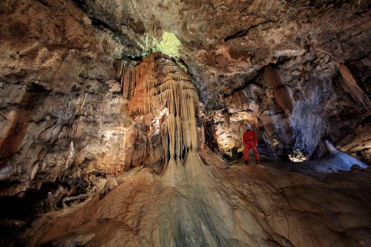 Excursion-to-Valporquero-Cave-4
