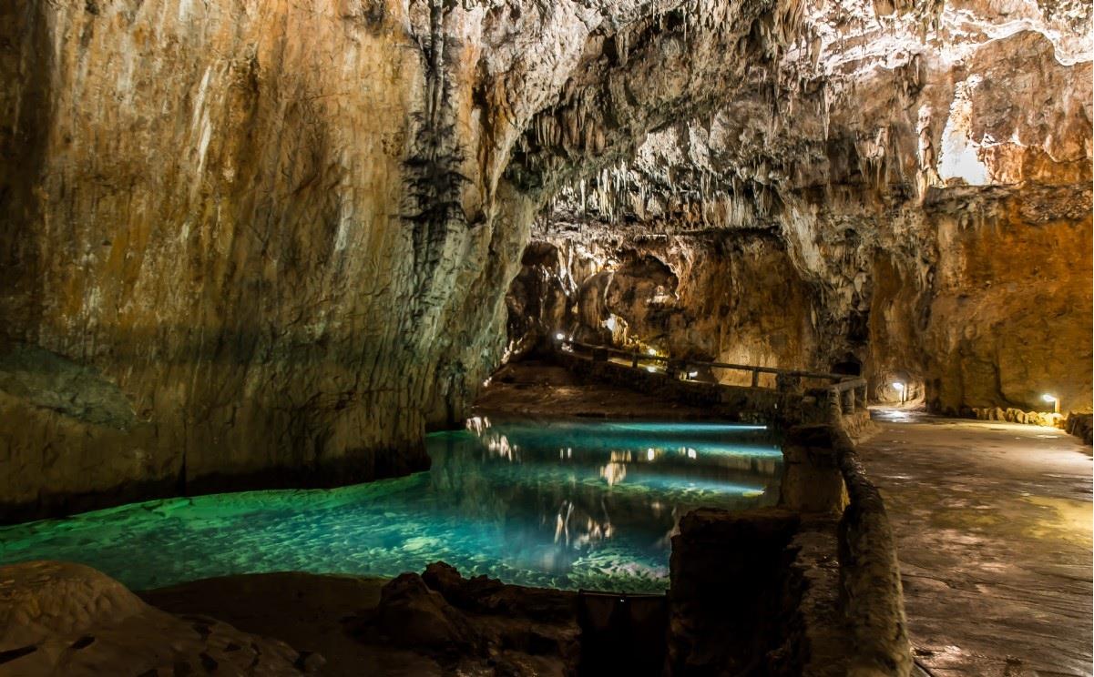 Excursion-to-Valporquero-Cave-2
