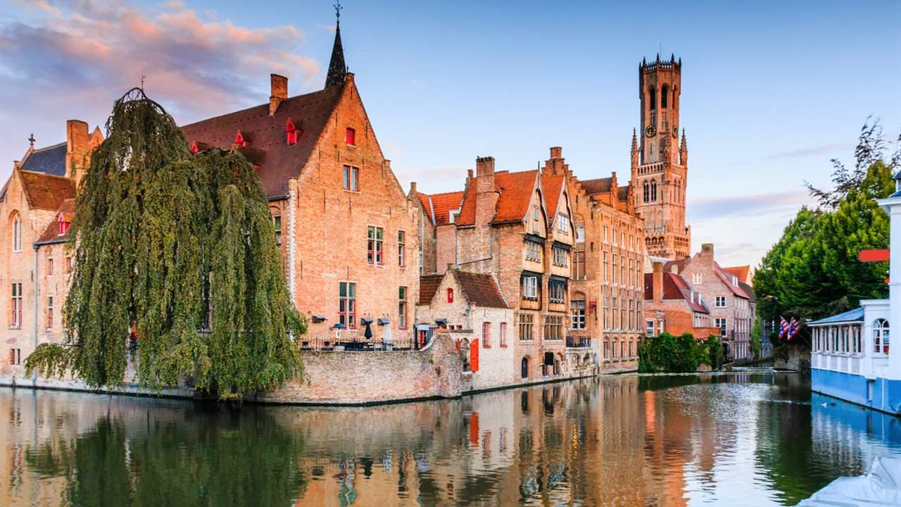 Bruges Medieval Freetour and Chocolate Tasting
