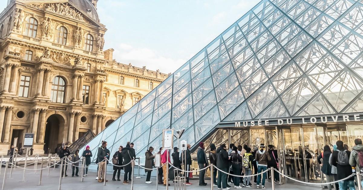 Entrada al Museo del Louvre de París
