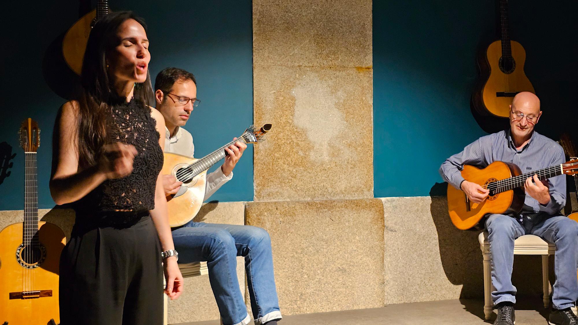 Espectaculo-de-fado-exclusivo-con-vino-de-Oporto-8