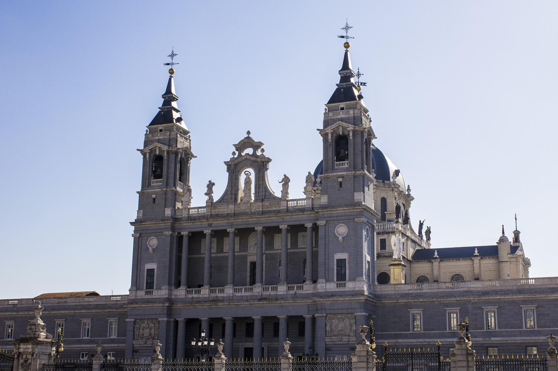 Madrid:-Palacio-Real-y-Catedral-de-La-Almudena-8