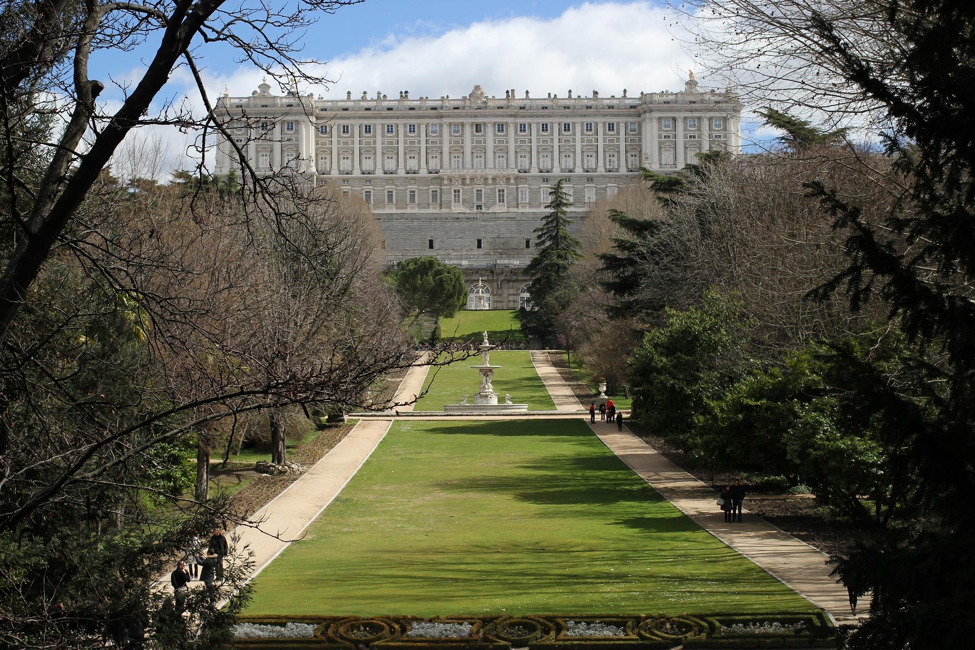 Madrid:-Palacio-Real-y-Catedral-de-La-Almudena-2