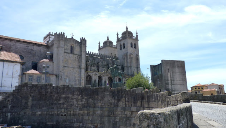 Entrada-a-la-Catedral-de-Oporto-1