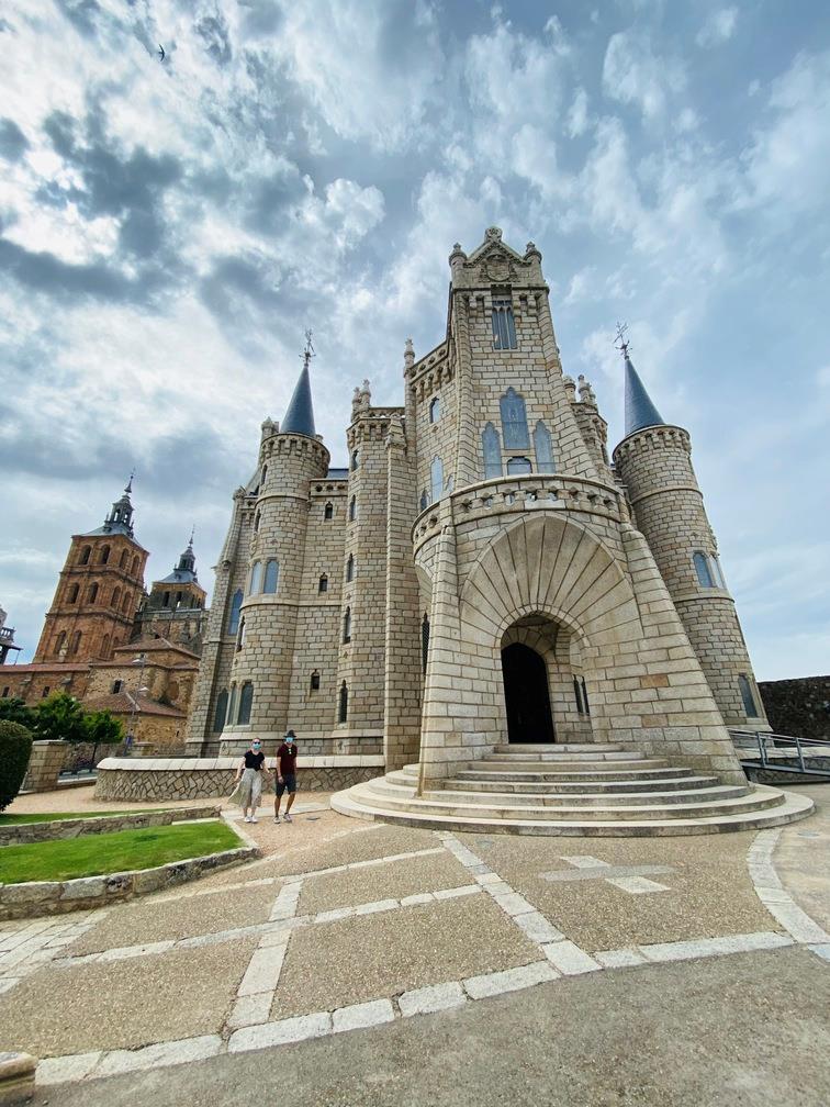 Astorga-Essential-Tour,-Palace-and-Cathedral-4