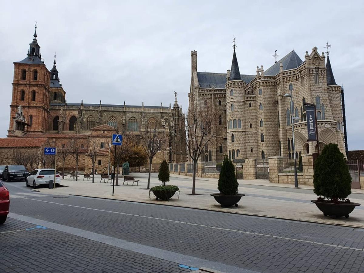 Astorga-Essential-Tour,-Palace-and-Cathedral-1