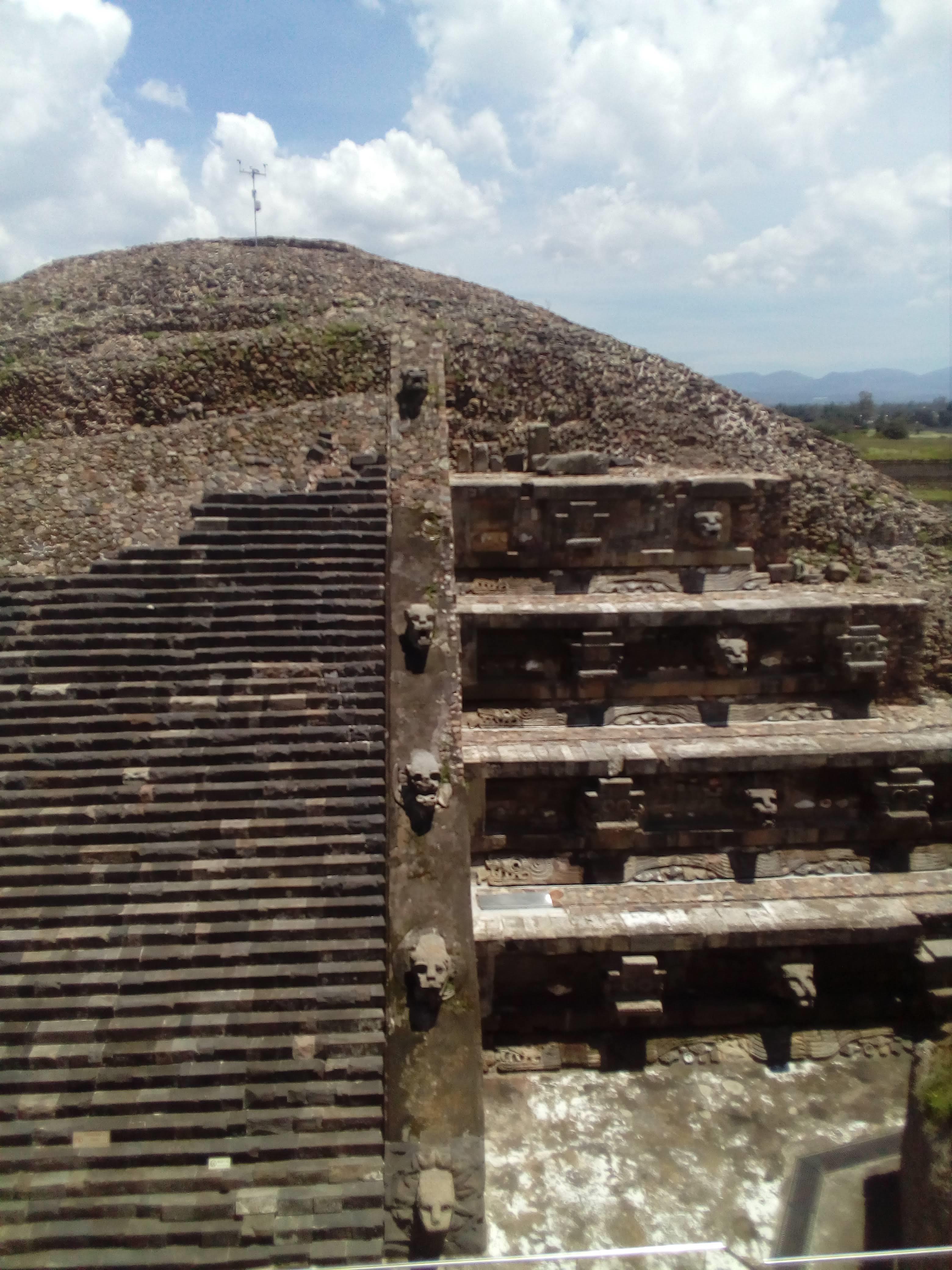 Excursion-a-Piramides-de-Teotihuacan-en-Camioneta-1