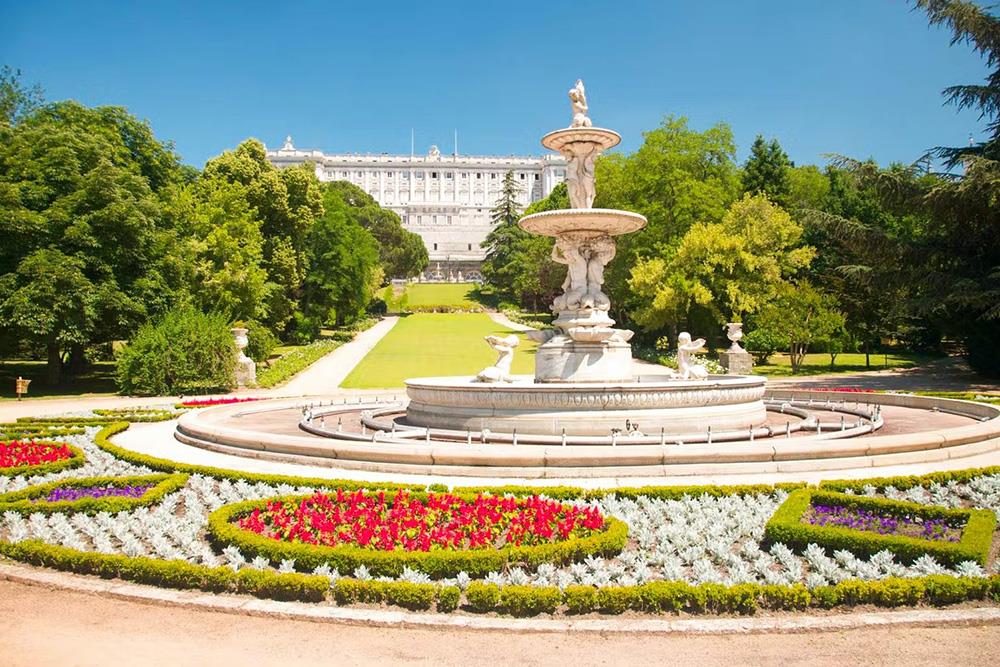 Royal-Palace-City-Walk-with-Flamenco-Show-2