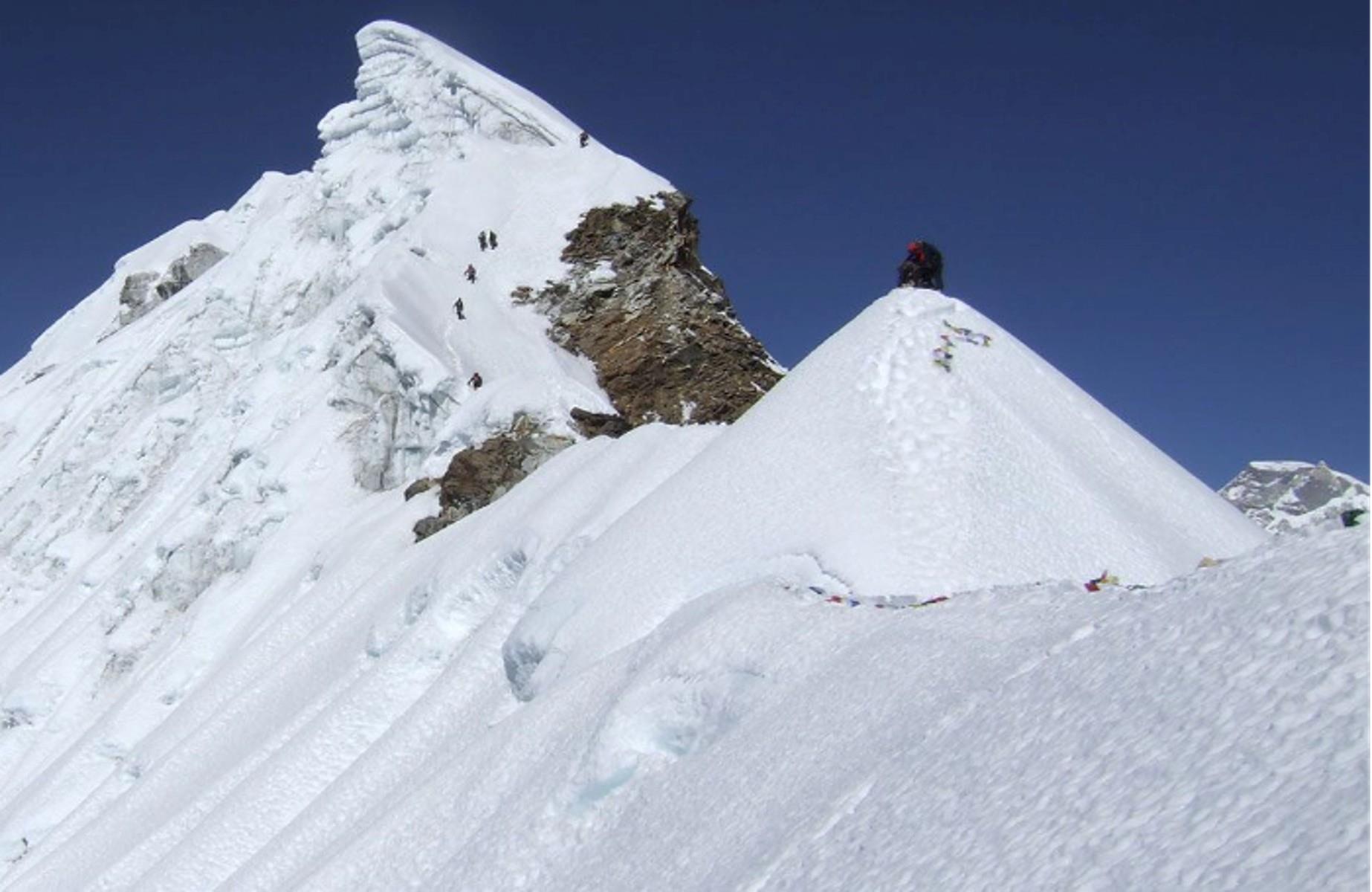 Lobuche-East-Climbing-2