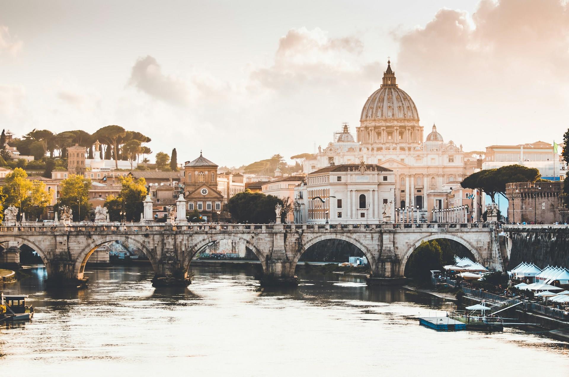 Free-Tour-of-the-Tiber-River-and-the-Vatican-3