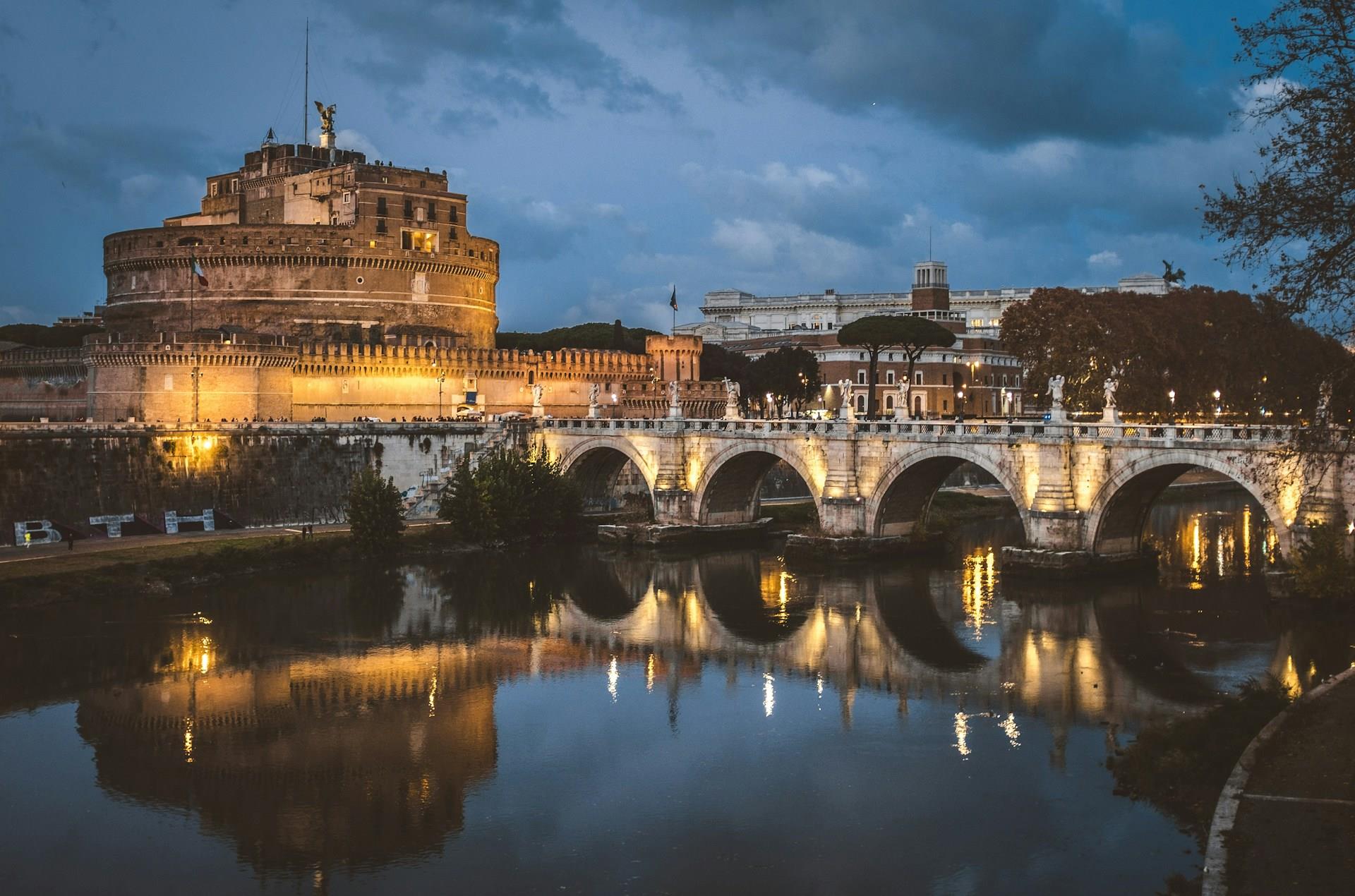 Free-Tour-of-the-Tiber-River-and-the-Vatican-4