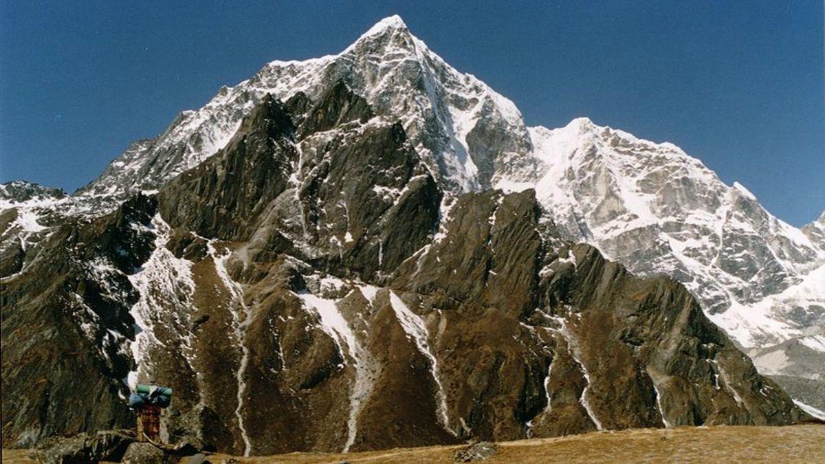 Lobuje West Peak climbing