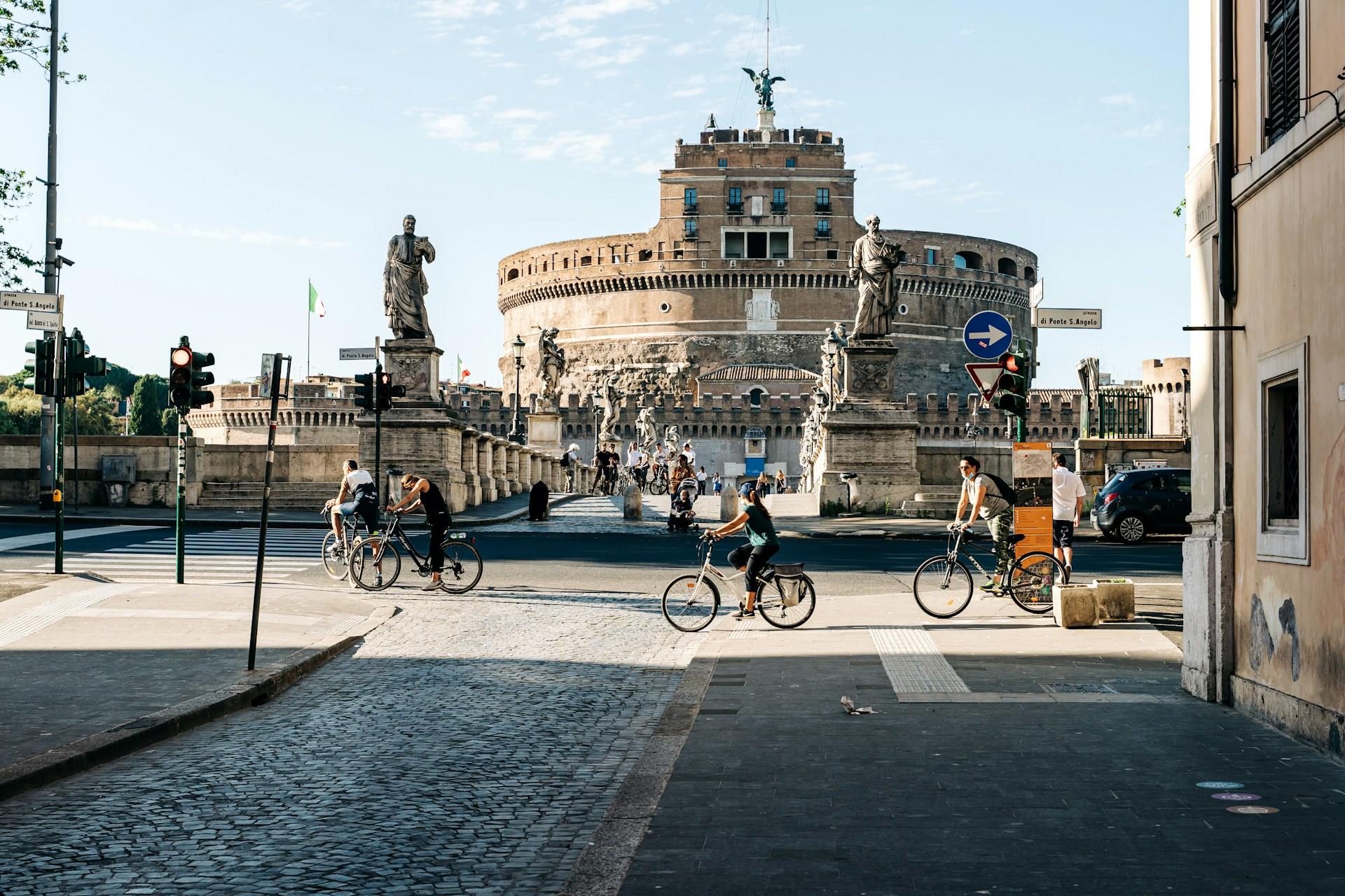 Free-Tour-of-the-Tiber-River-and-the-Vatican-5