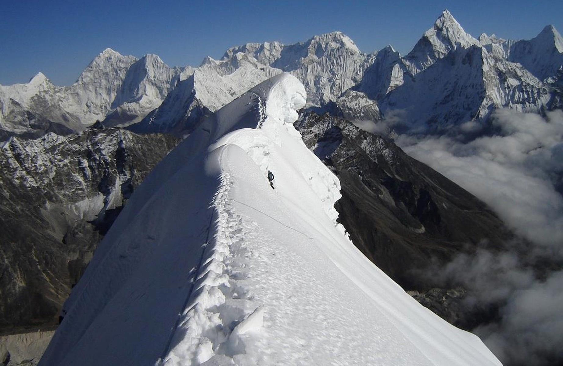 Lobuche-East-Climbing-3