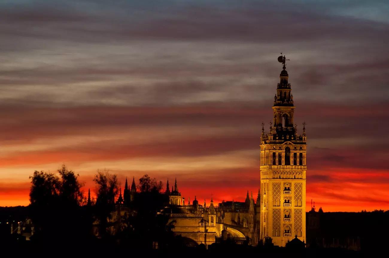  Free Night Tour: Legends of Seville