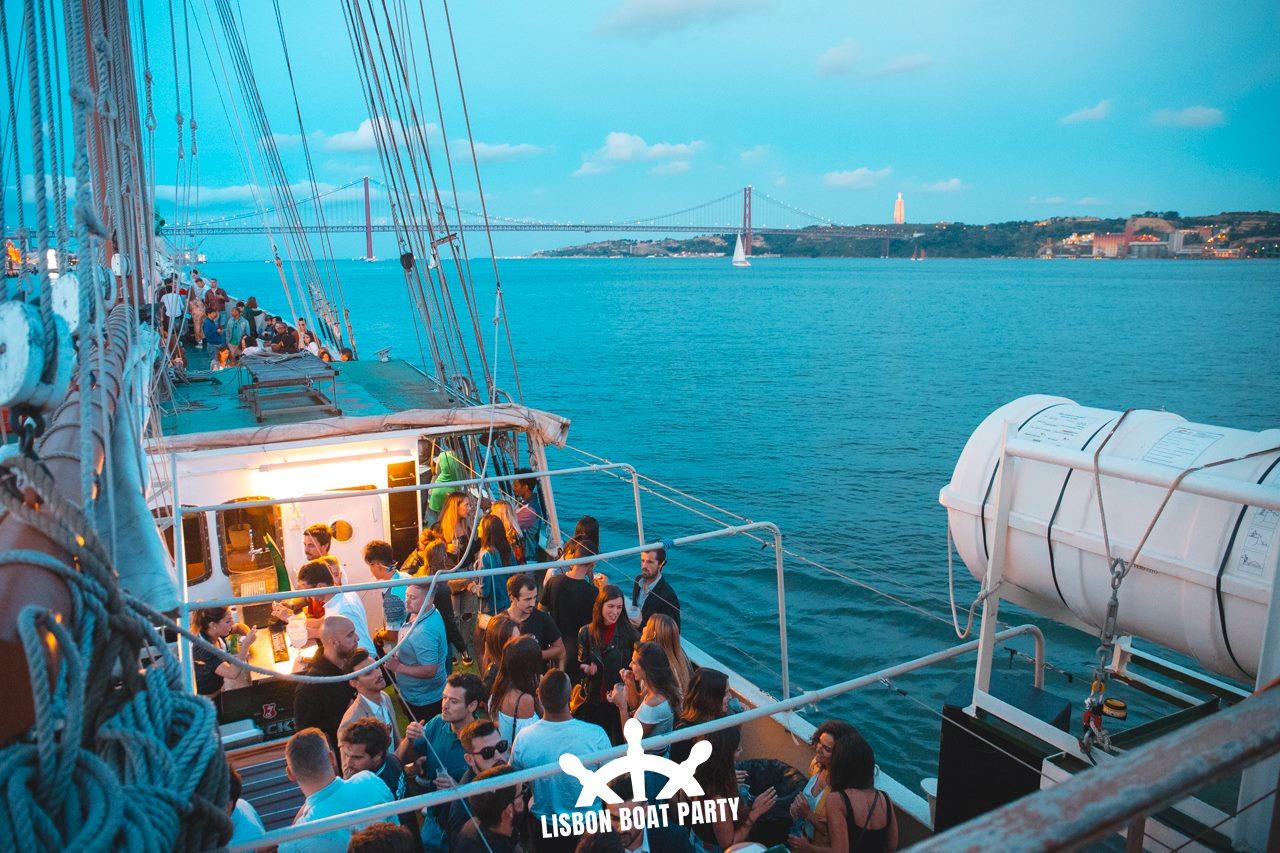Lisbon-Boat-Party,-una-experiencia-increible-1