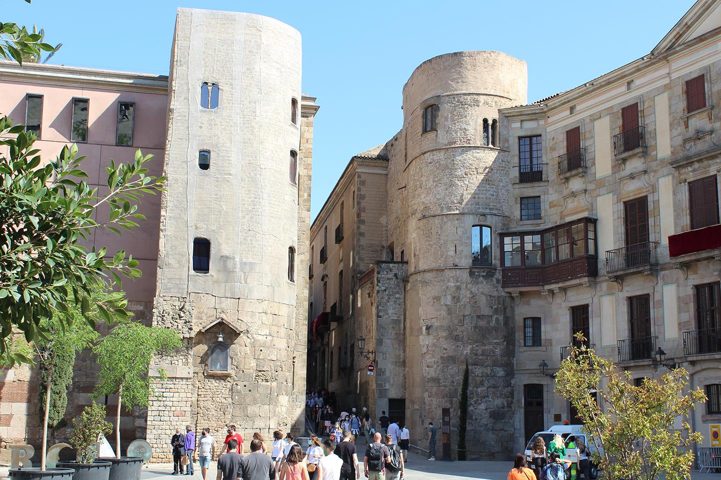 Barcelona-walking-and-sailing-guided-tour-1