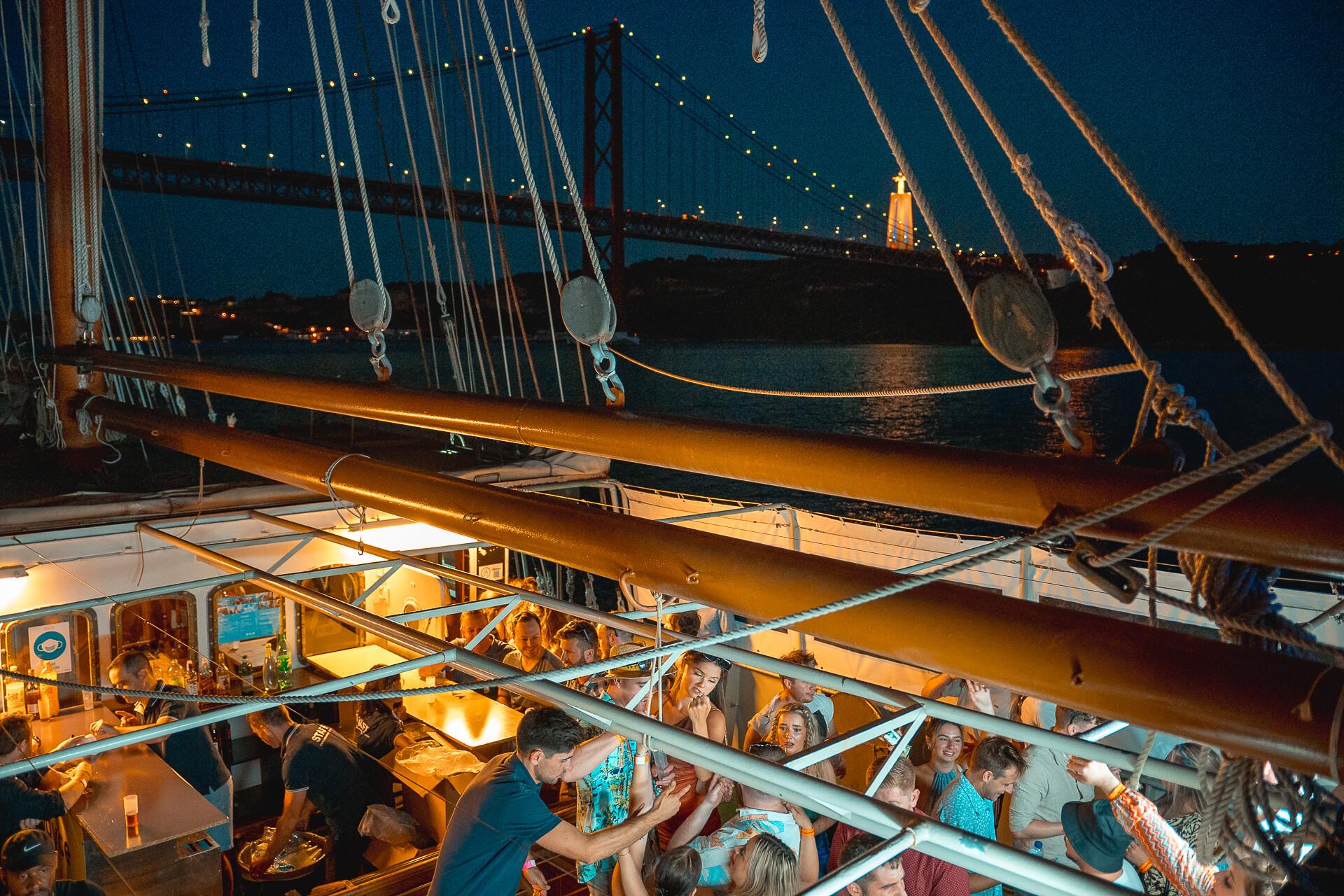 Lisbon-Sunset-Boat-Party-with-Live-DJ-Weekday-4