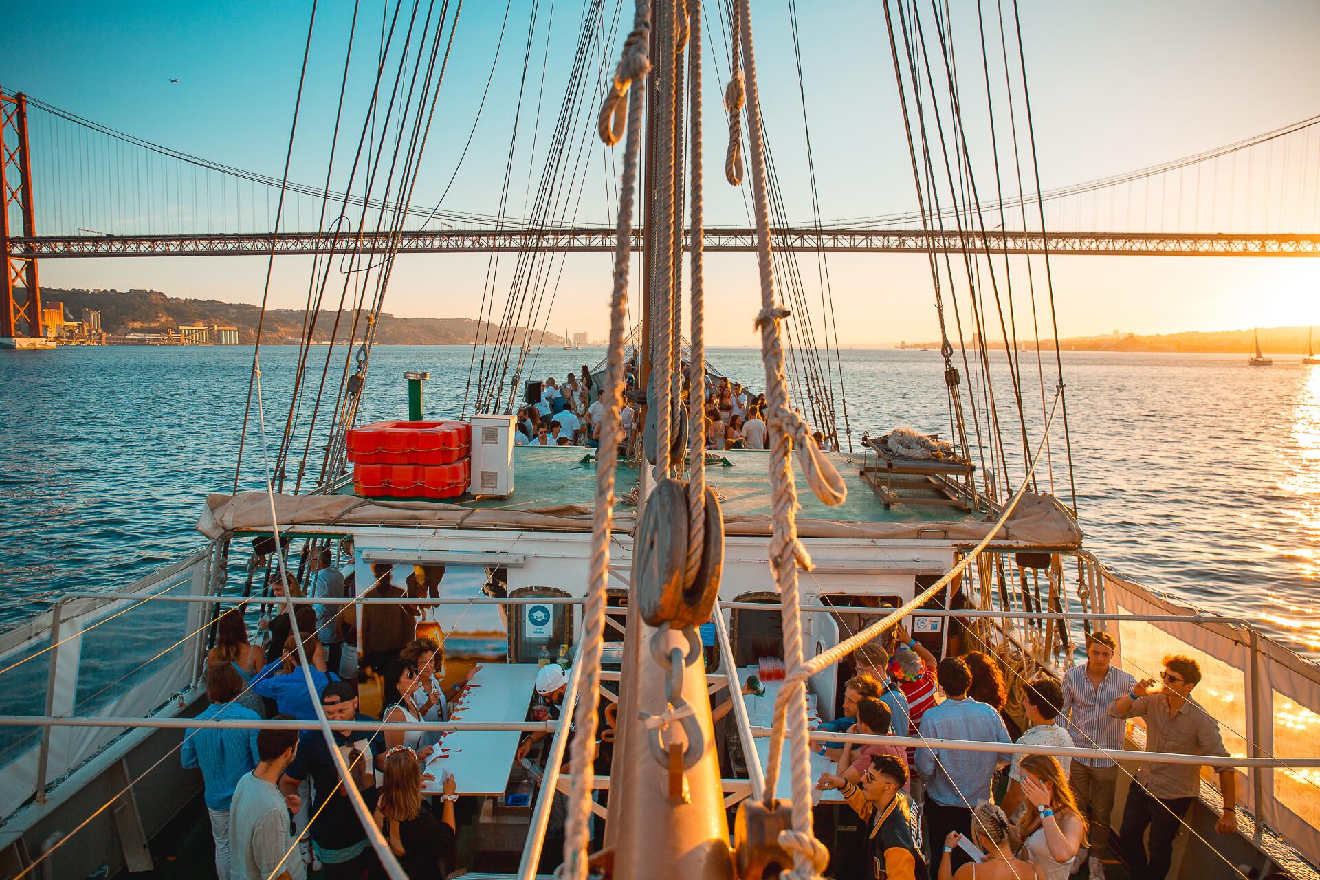 Lisbon Sunset Boat Party with Live DJ / Weekday