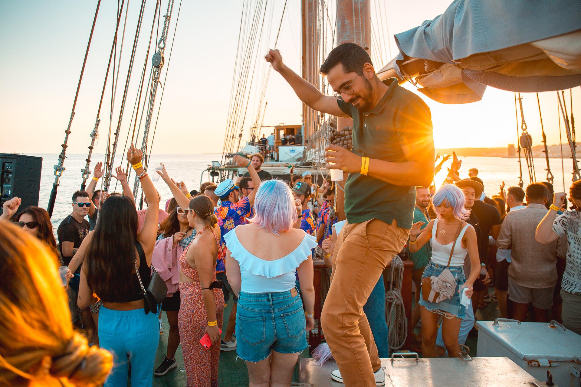 Lisbon-Sunset-Boat-Party-with-Live-DJ-Weekday-6