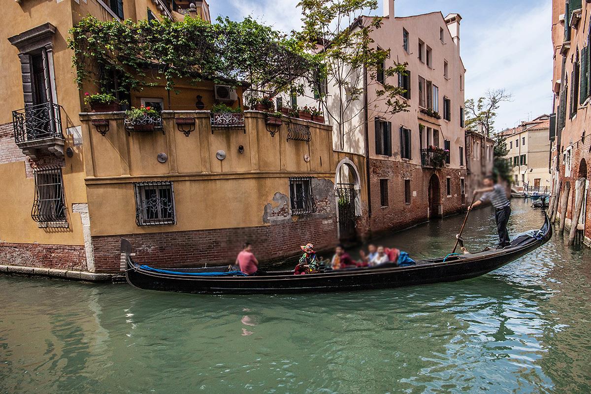 Gondola-ride-through-the-canals-4