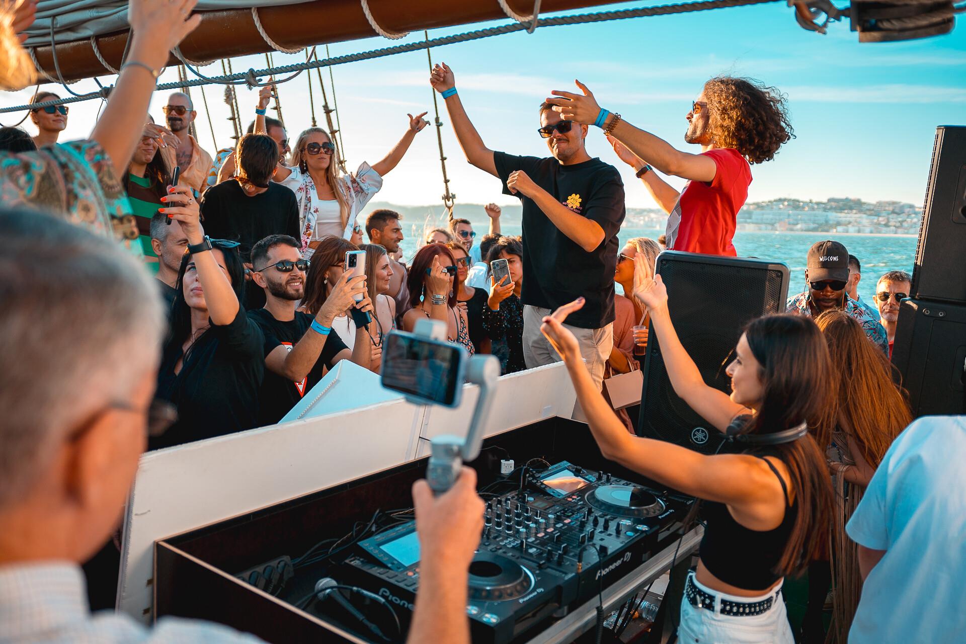 Lisbon-Sunset-Boat-Party-with-Live-DJ-Weekday-5