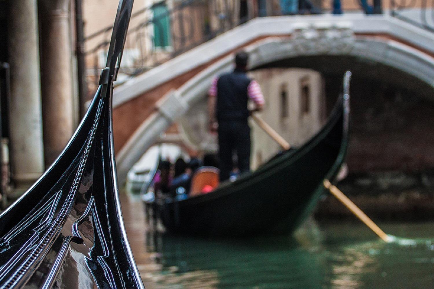 Gondola-ride-through-the-canals-3