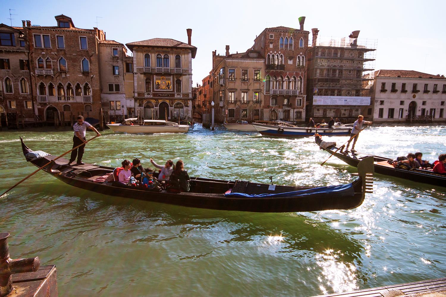 Gondola-ride-through-the-canals-5
