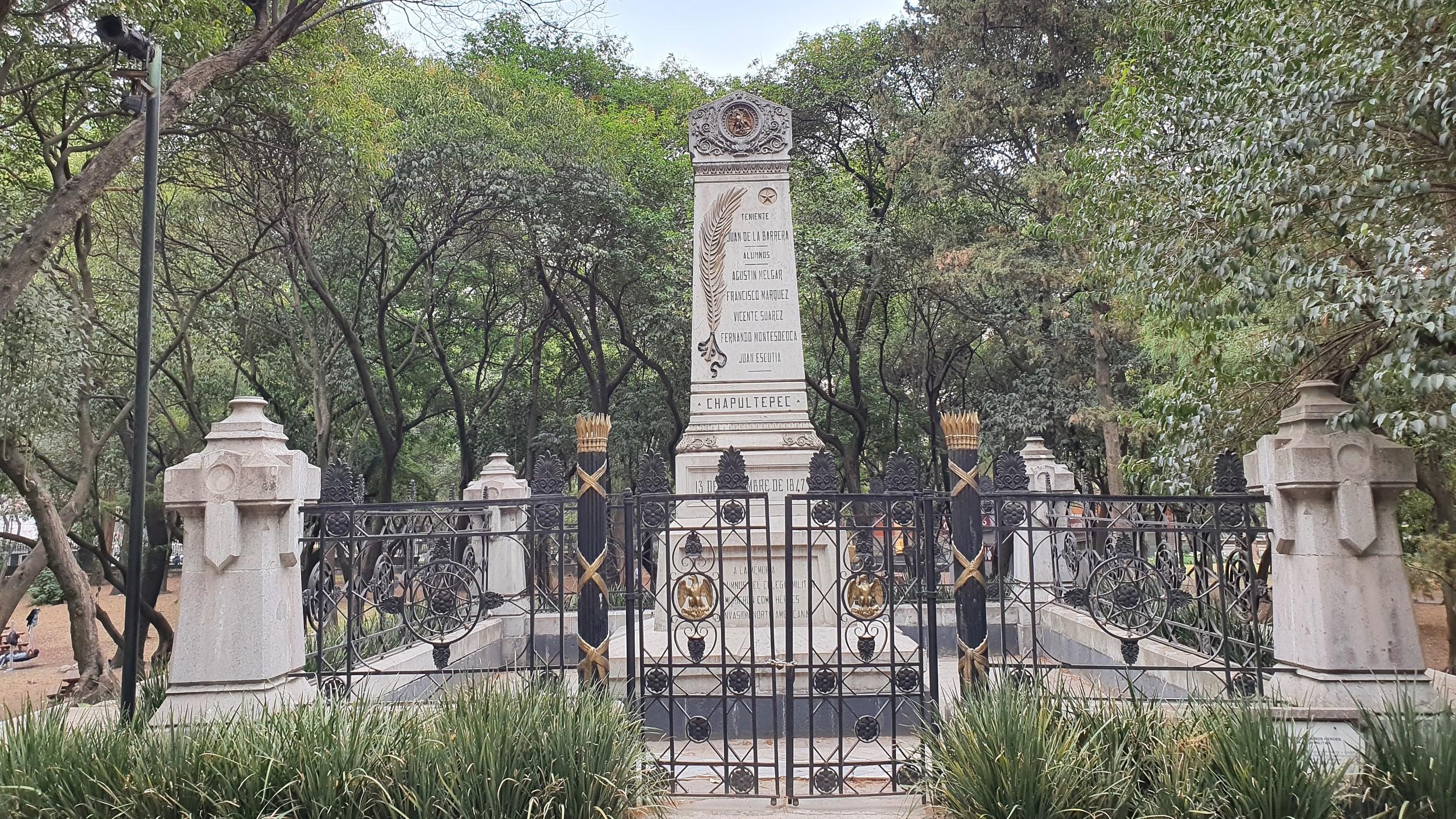 Free-Walking-Tour-of-Chapultepec-Park,-Mexico-City-14