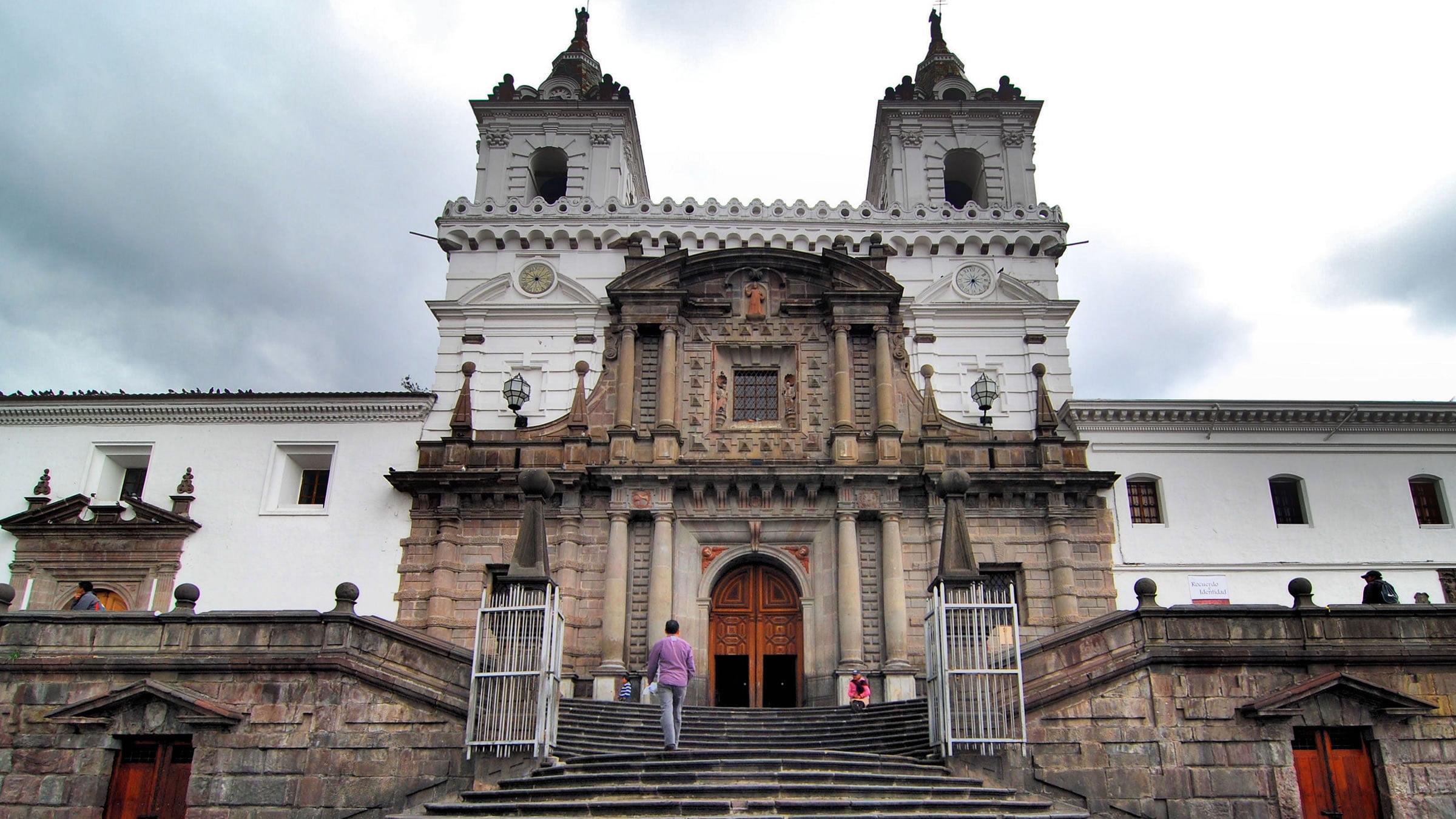 Essential Quito Tour: Walking between Chullas