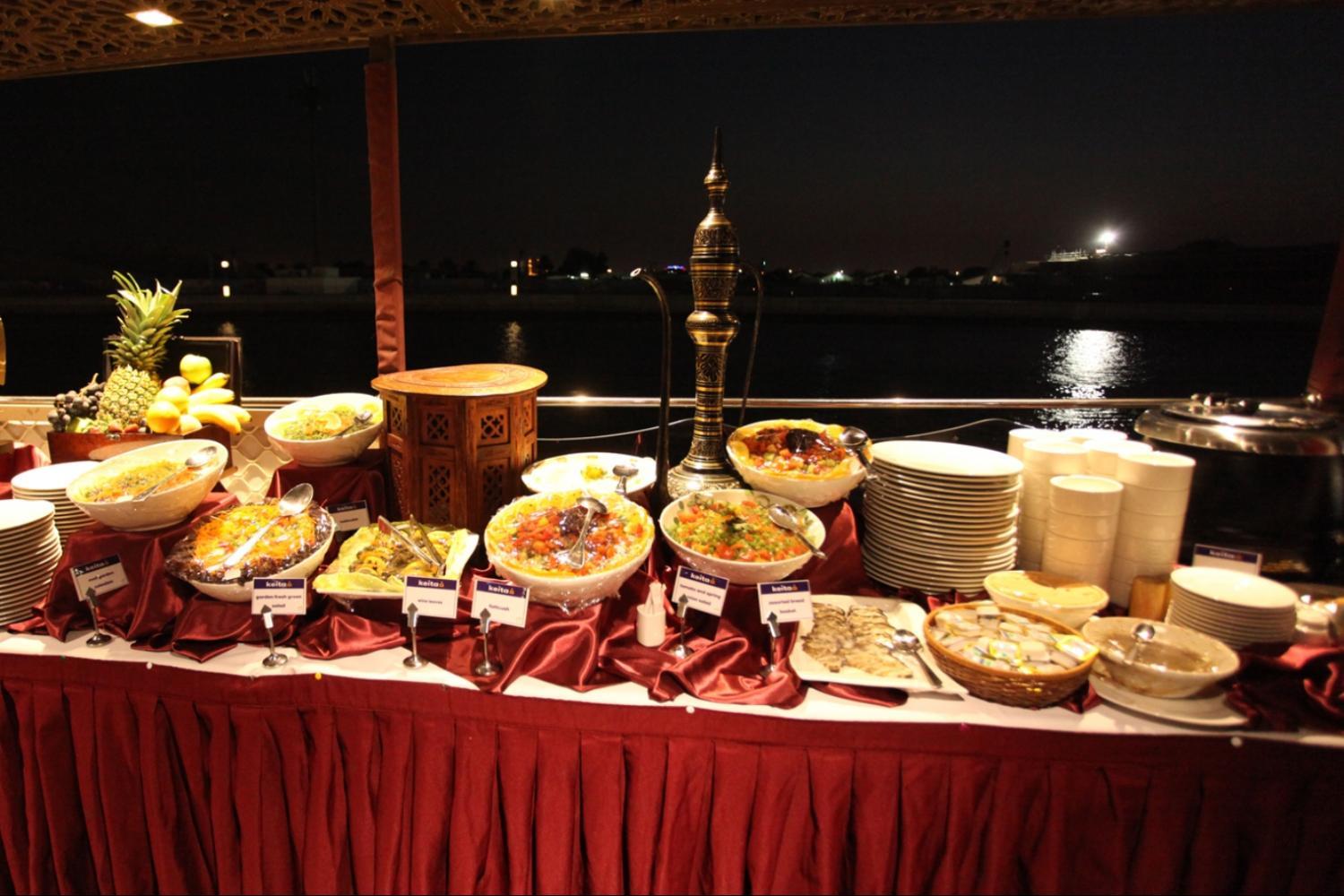 Cena-y-crucero-en-dhow-en-el-canal-de-Dubai-1