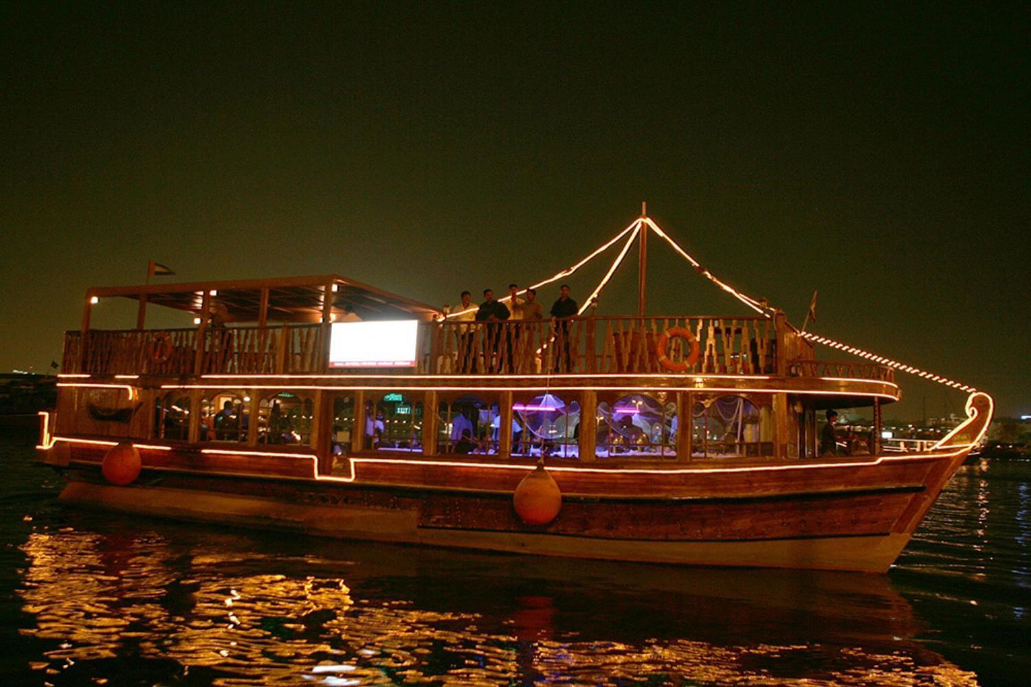 Cena-y-crucero-en-Dhow-por-el-Dubai-Creek-2