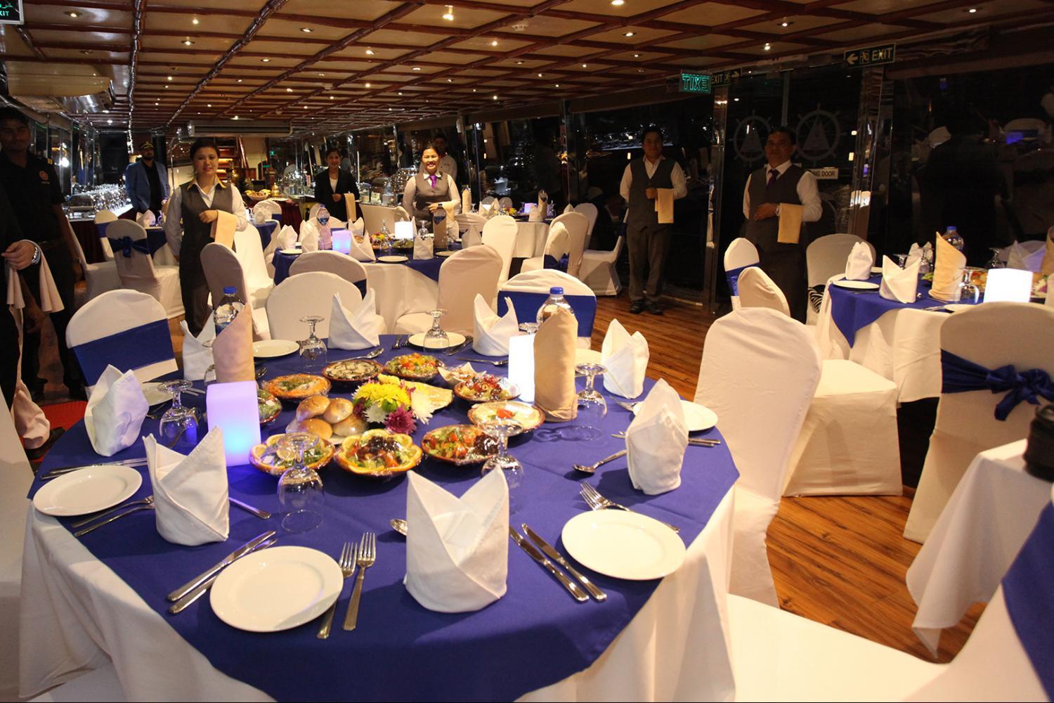 Dhow-Cruise-Dinner-in-Dubai-Canal-9