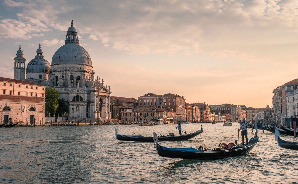 Walking tour and gondola ride