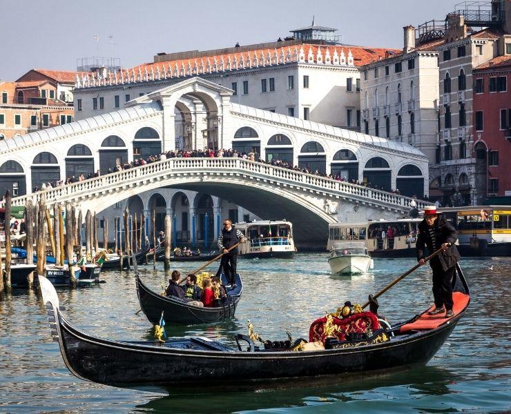 Gondola-ride-through-the-canals-1