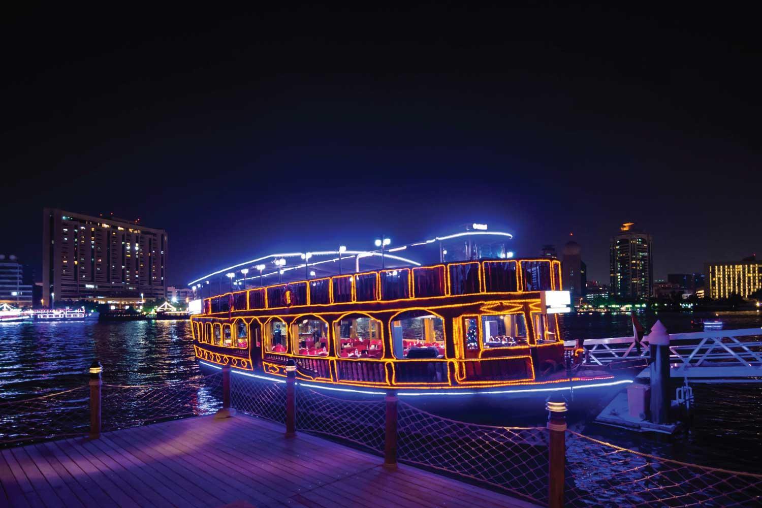 Cena y crucero en dhow en el canal de Dubái