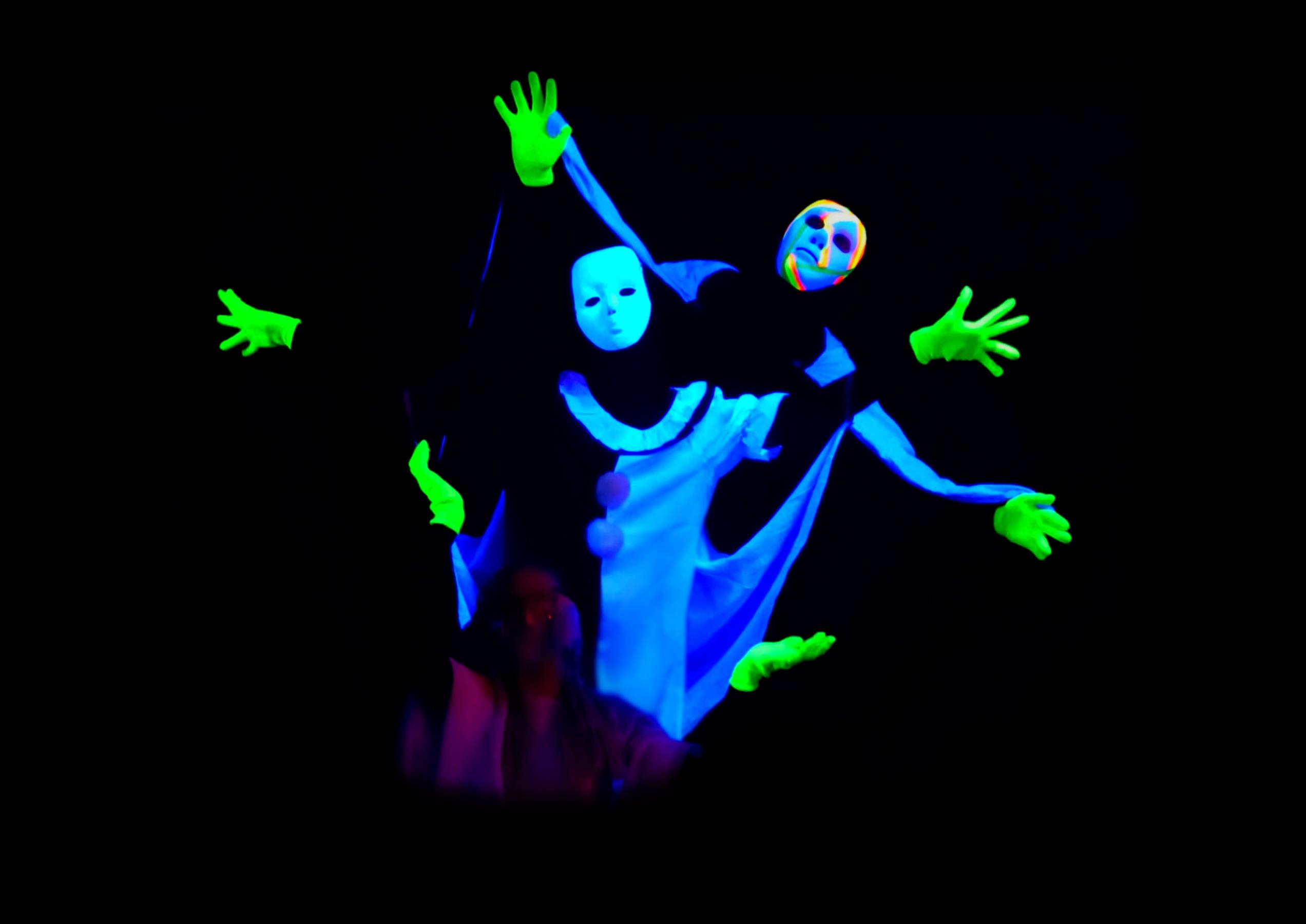 Magic-Phantom,-black-light-theatre-show-10