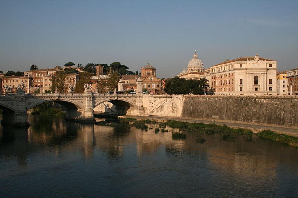 Free-Tour-of-the-Tiber-River-and-the-Vatican-7