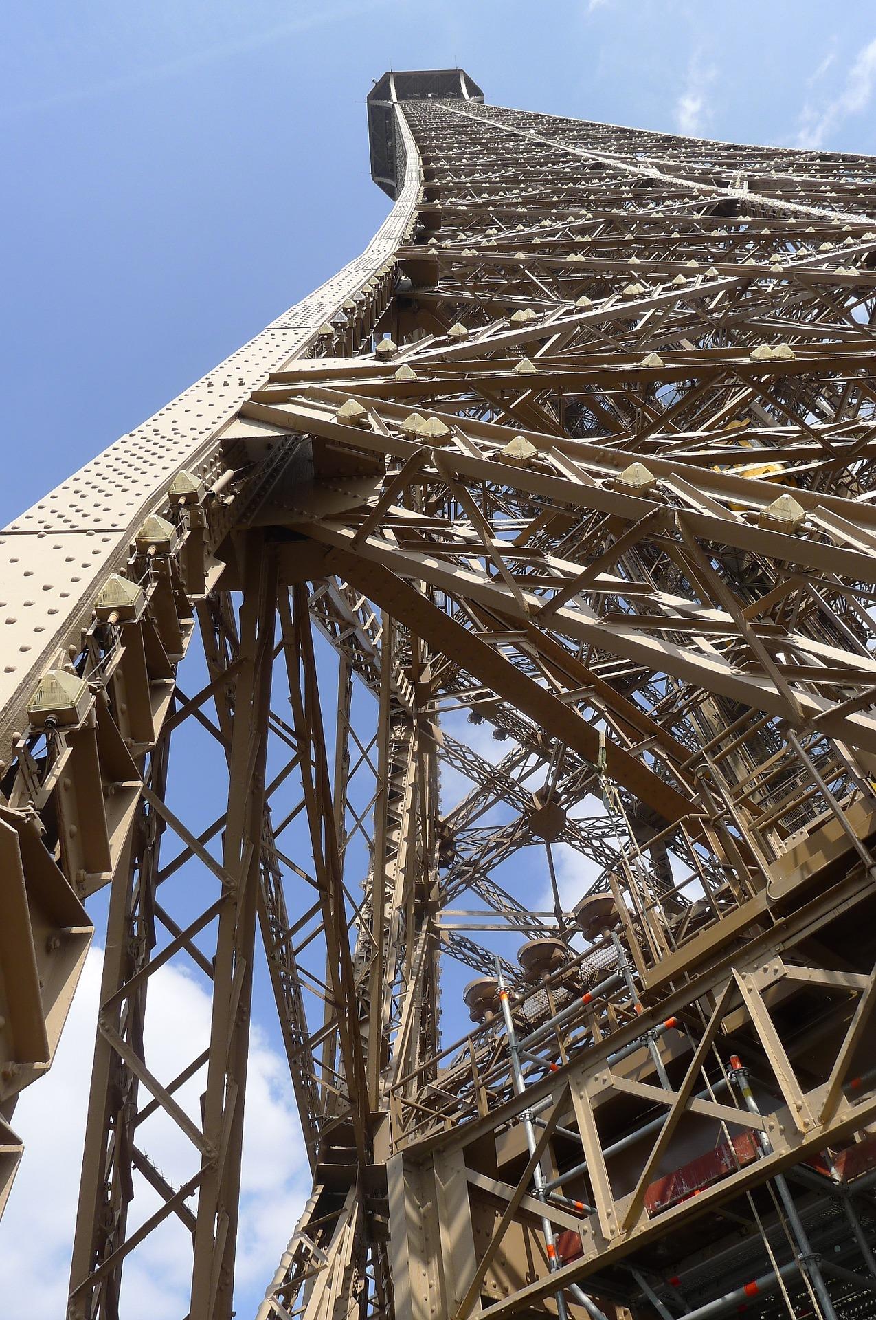 Sip-the-line-Eiffel-Tour-top-floor-1