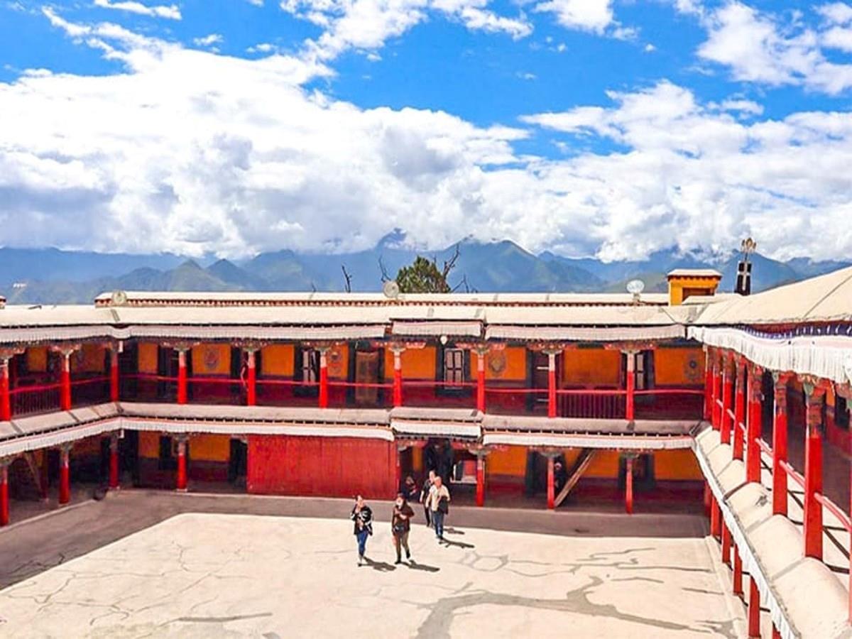 Pequeno-grupo-en-el-monasterio-de-Lhasa-y-Ganden-1