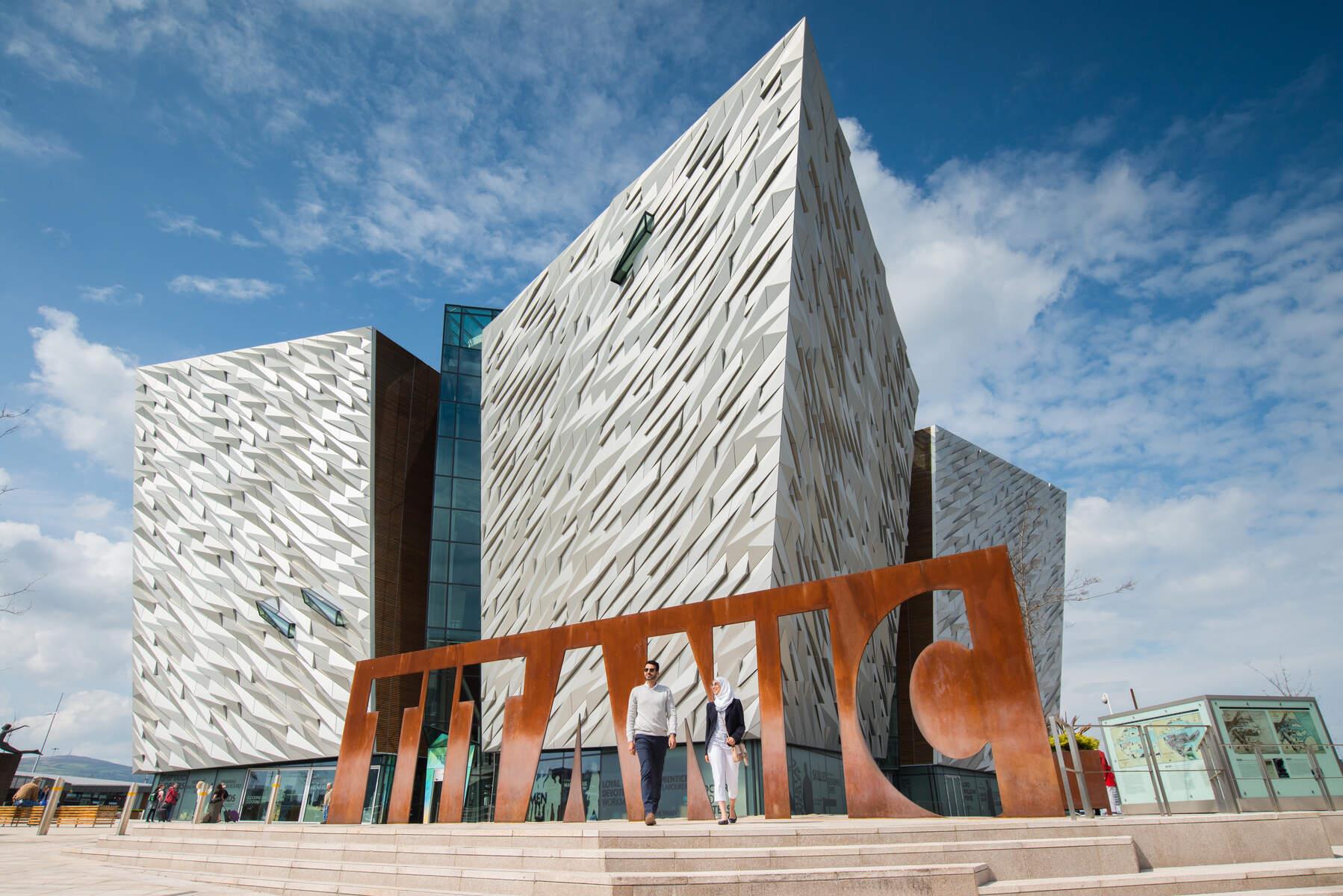 Calzada del Gigante y Museo Titanic desde Belfast