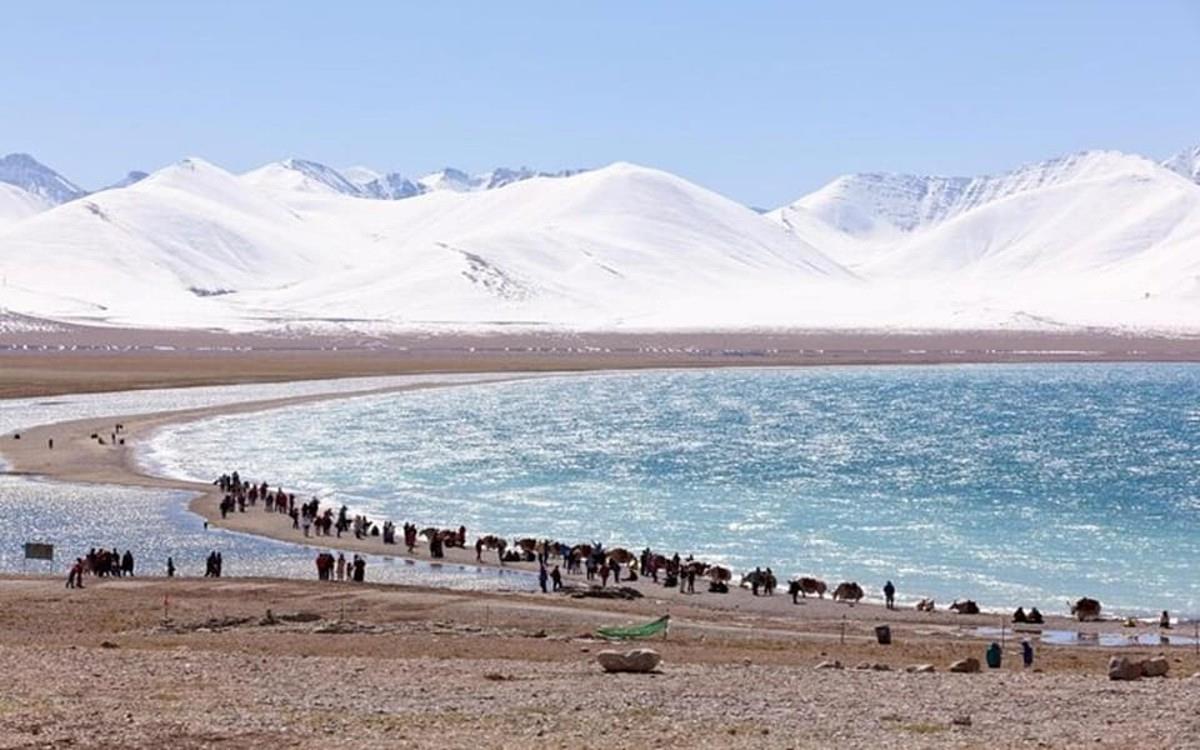 Everest-Base-Camp-with-Lake-Namtso-1