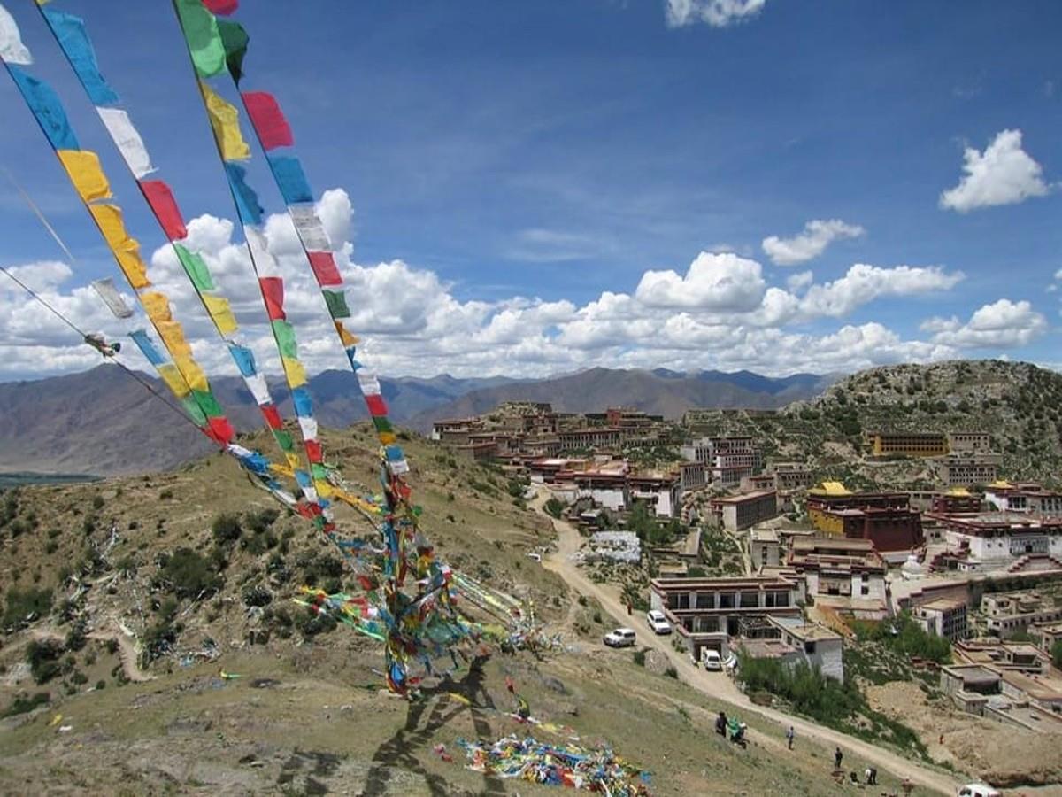 Pequeno-grupo-en-el-monasterio-de-Lhasa-y-Ganden-2