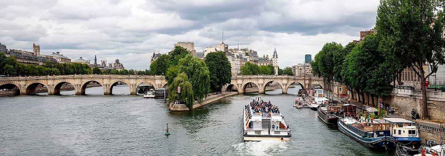 Paseo en barco por el Sena en París
