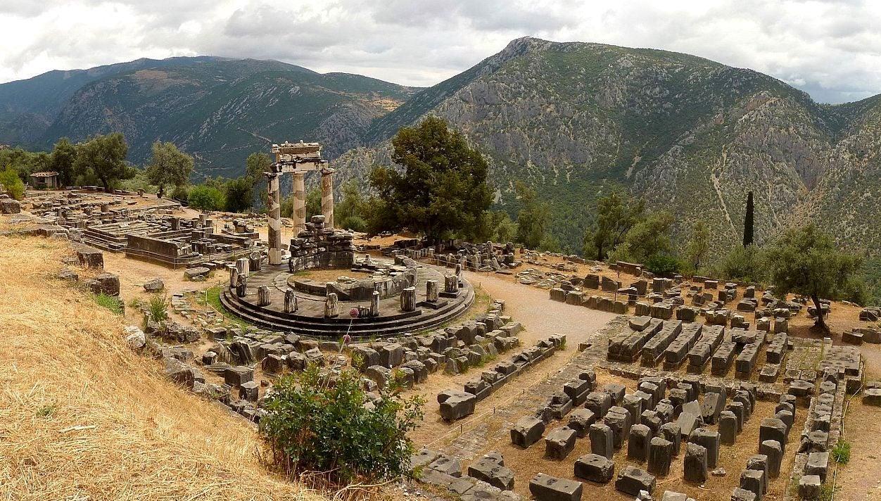 Delphi and Meteora Trip in 2 days