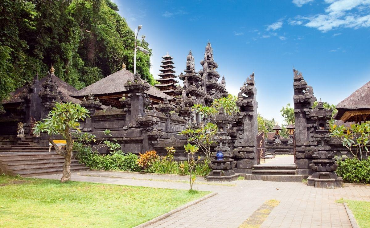 East Bali Private Tour: Lempuyang and Goa Lawah